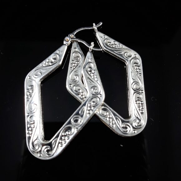 Bali Style Sterling Silver Oval Hoop Earrings - Picture 3 of 4